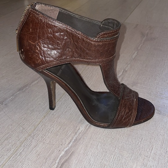 TORY BURCH Teagan Stingray Brown Leather Caged T Strap Sandals Heels Sz 6.5 - Picture 3 of 12